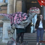 萬(wàn)圣節(jié)上演的逼真恐龍秀