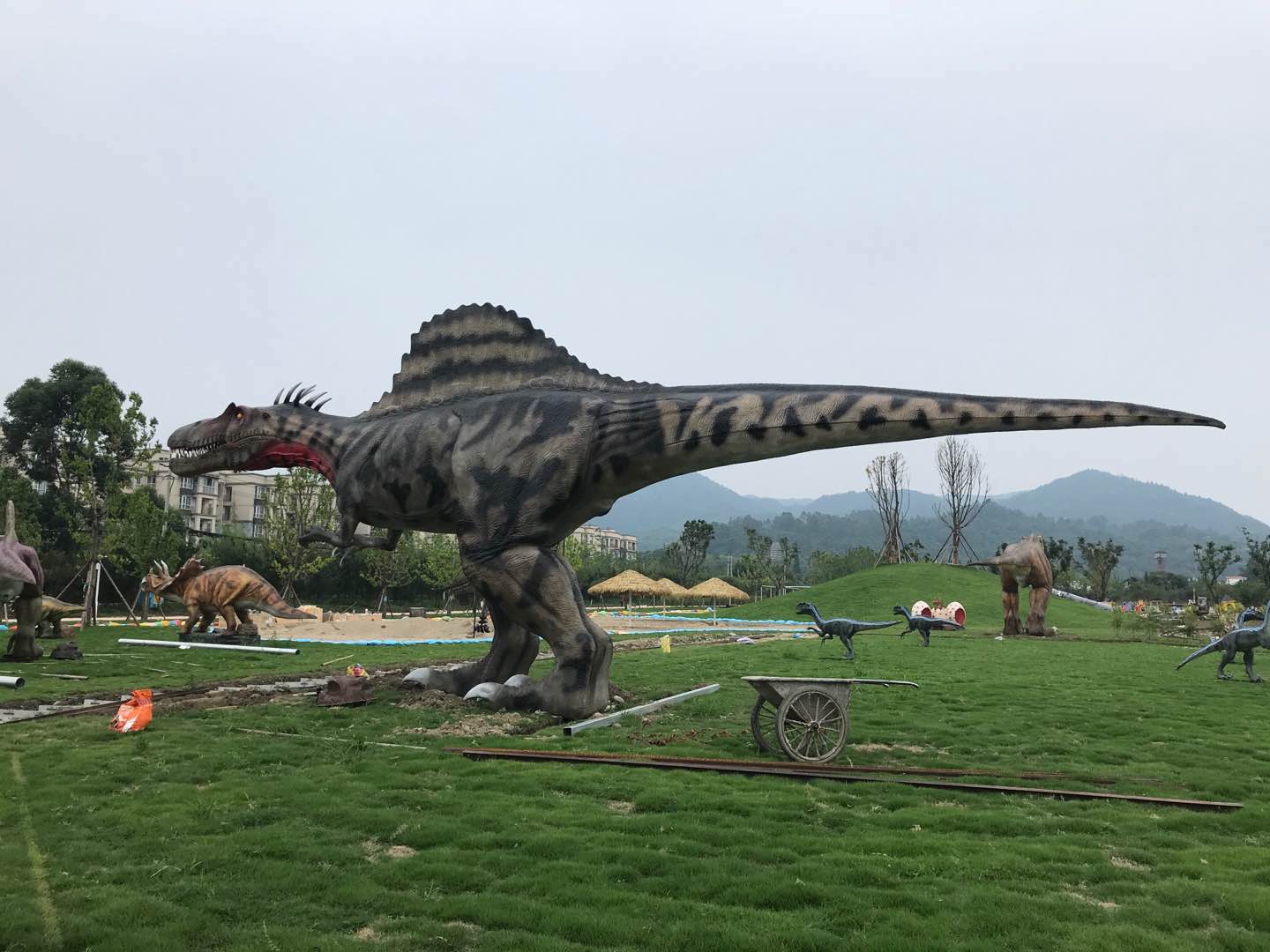 彭州科普展，仿真恐龍和仿真昆蟲安裝完成